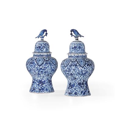 Manifattura di Delft, Coppia di potiches, maiolica dipinta a smalto (XIX secolo)