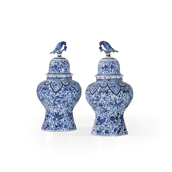 Coppia di potiches. Olanda, Manifattura di Delft, XIX secolo.