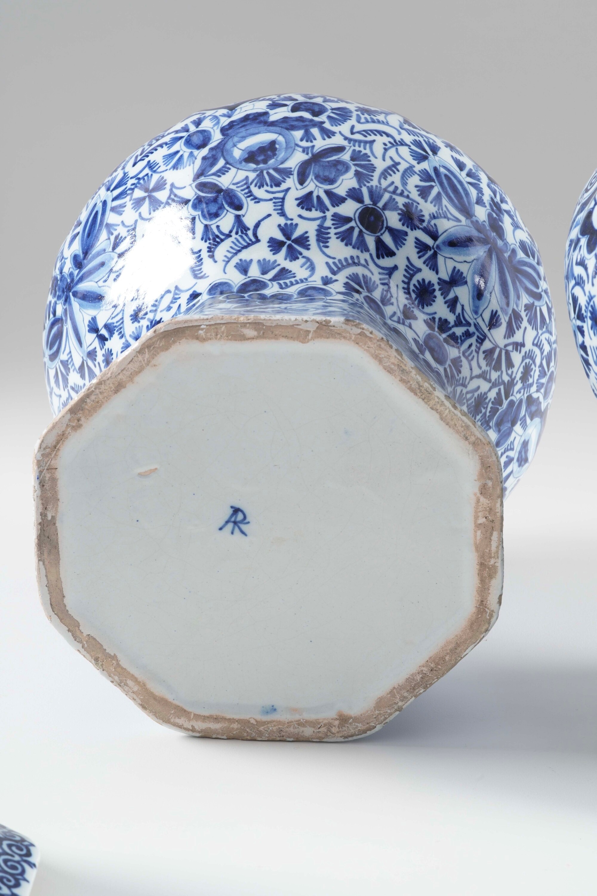 Manifattura di Delft, Coppia di potiches, maiolica dipinta a smalto (XIX secolo)