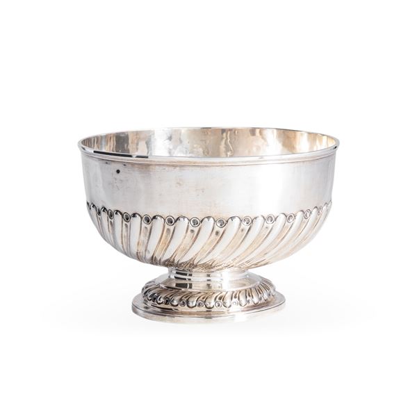 Bowl. Londra, inizio XX secolo. Marchi consunti di difficile lettura. Argentiere Goldsmith & Silversmiths Co Ltd (?)