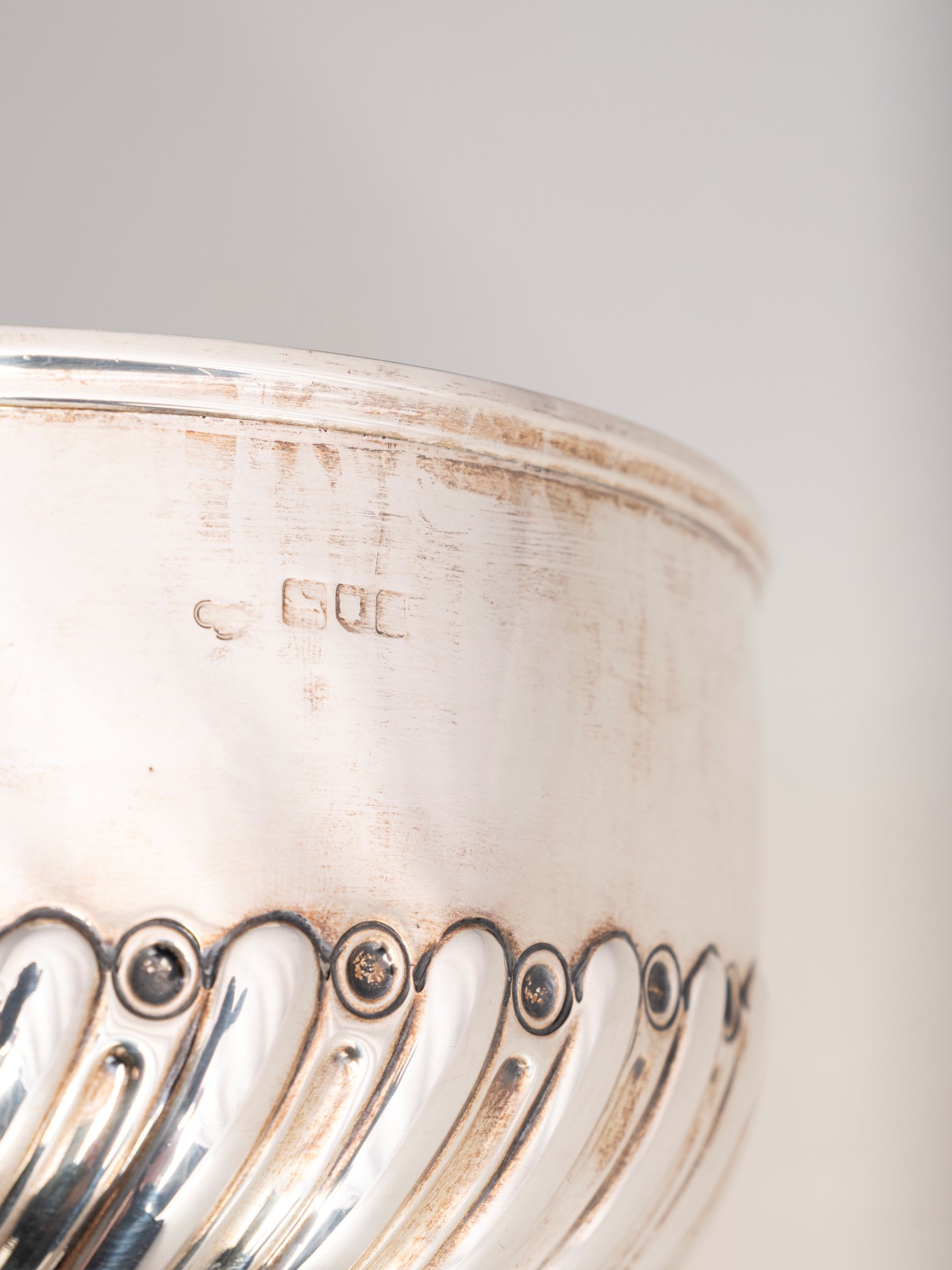 Goldsmith & Silversmiths Co Ltd (?), Bowl, argento fuso e sagomato, Londra, inizio XX secolo