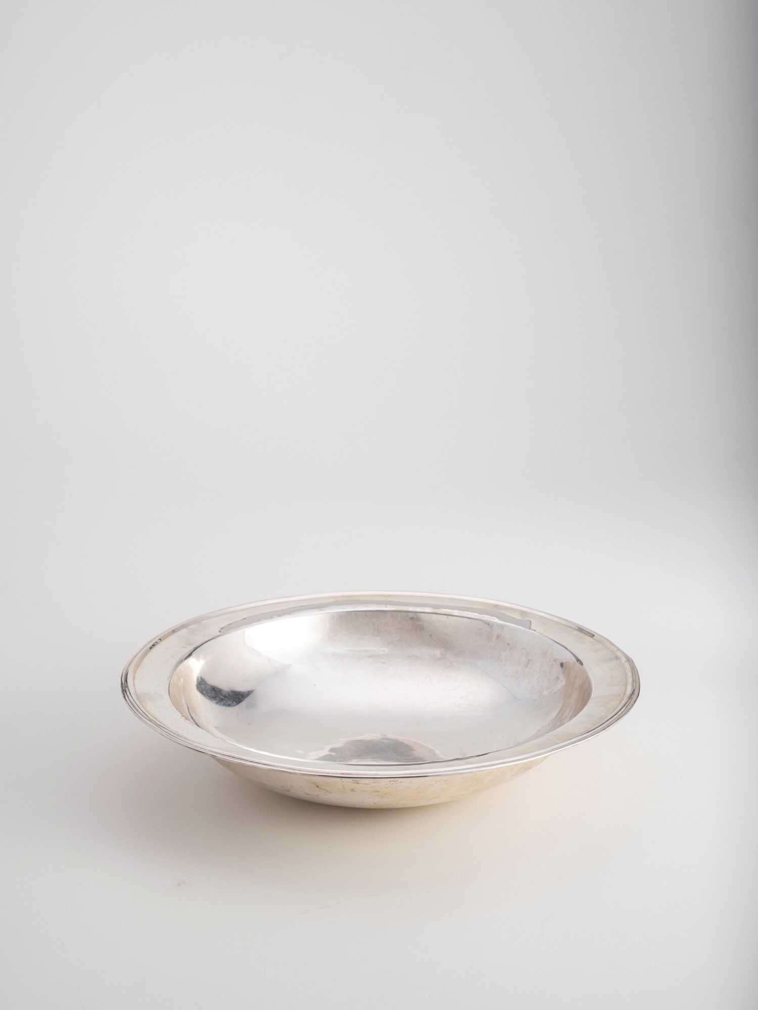 Argenteria italiana del XX secolo per Carlo Mozzoni, Bowl in argento fuso e sagomato, Milano
