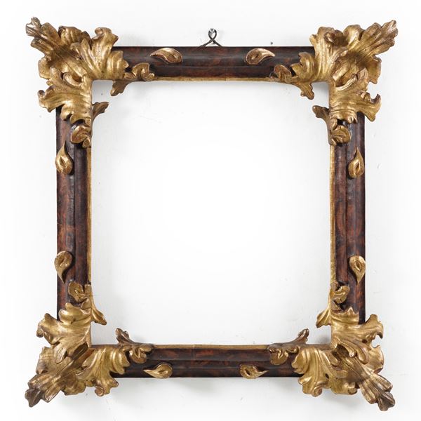 Cornice in legno intagliato e dorato. Manifattura italiana del XVII secolo