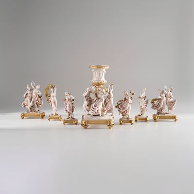 Sette sculture, giovani danzatrici in porcellana bianca e dorata, Turingia, XX secolo