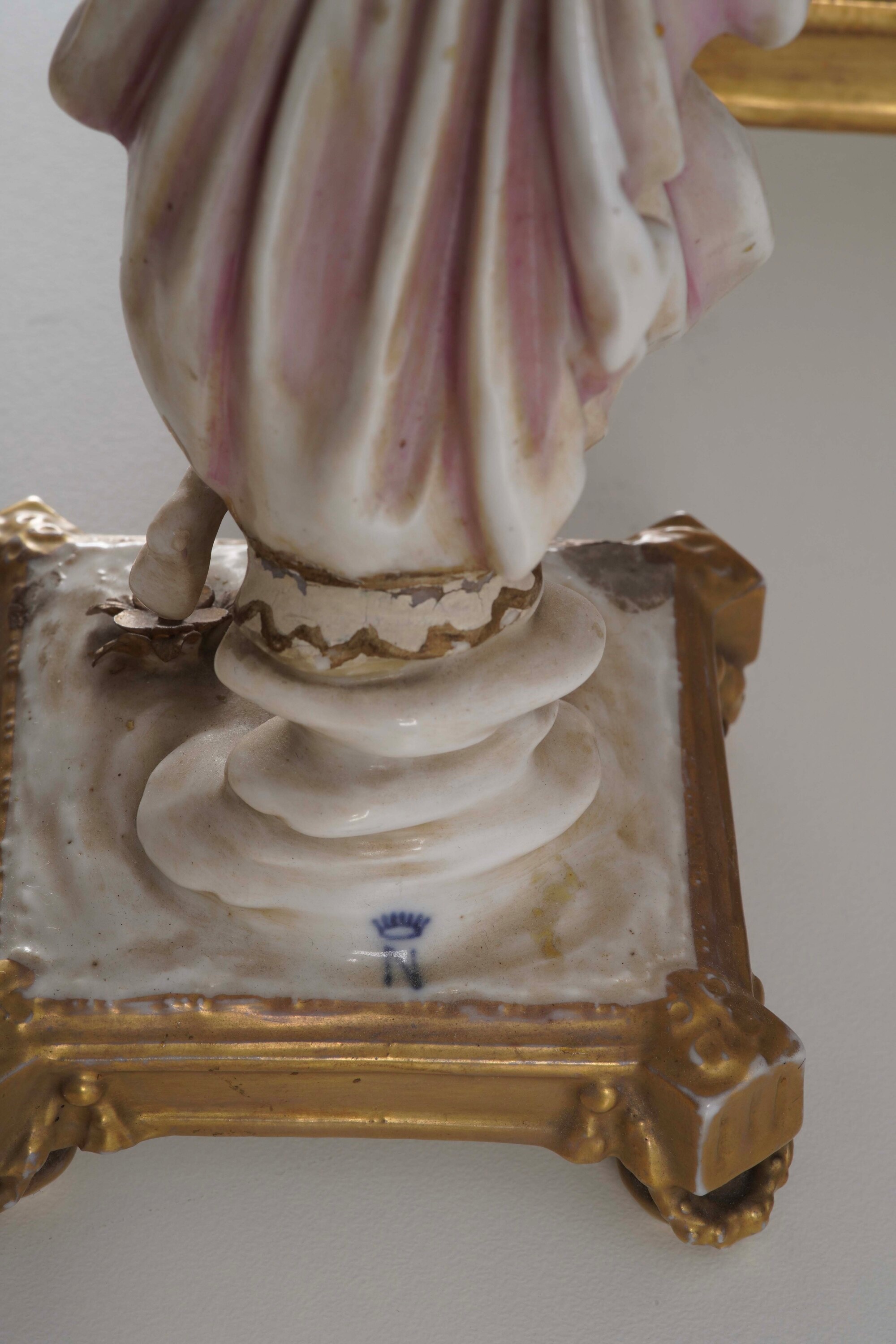 Sette sculture, giovani danzatrici in porcellana bianca e dorata, Turingia, XX secolo