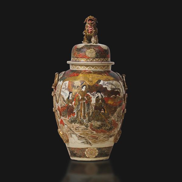 Potiche Satsuma con presa del coperchio a foggia di Cane di Pho raffigurante scena di corte, Giappone, periodo Meiji (1868-1912)
