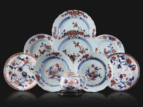 Lotto composto da otto piatti e teiera in porcellana Imari, Cina, Dinastia Qing, epoca Qianlong (1736-1796)