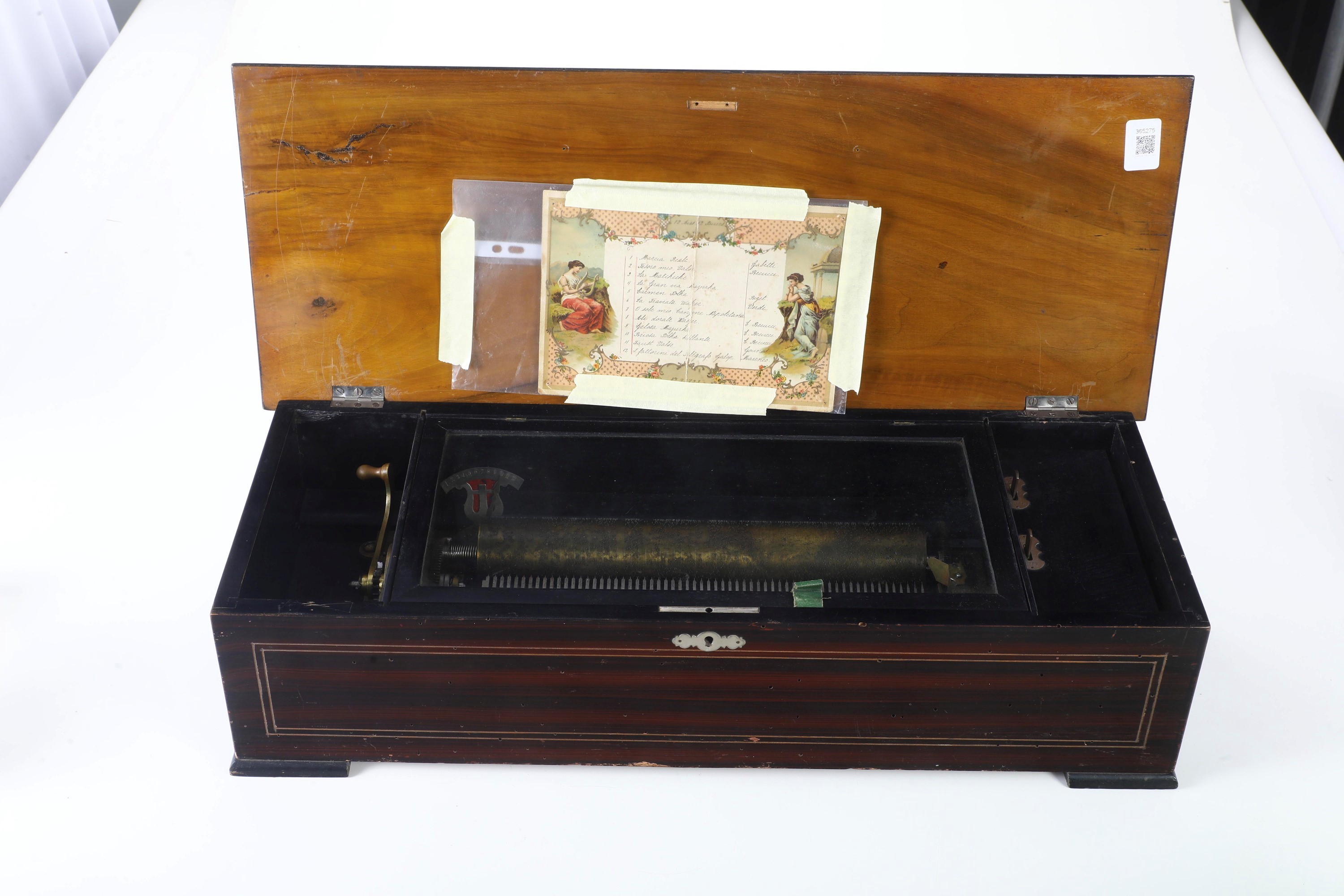 Scatola musicale in legno filettato con coperchio a decoro intarsiato a panoplia musicale
