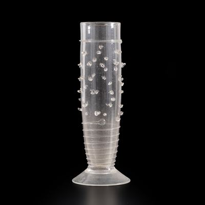 Murano (?), Vaso in vetro soffiato trasparente con applicazioni e fili concentrici, piede circola...