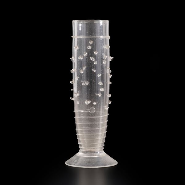 Murano (?) Vaso in vetro soffiato trasparente con decoro di applicazioni e fili concentrici. Piede circolare.