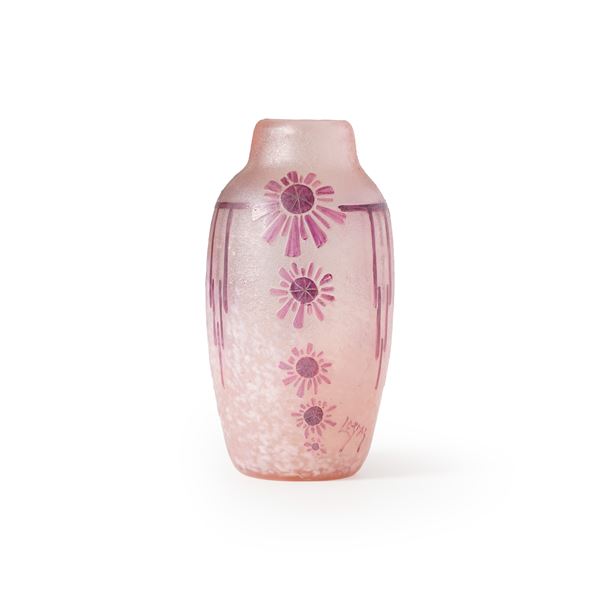 Legras, Francia 1920 ca Vaso a sezione ovale con decoro floreale a rilievo. Superficie interamente acidata. Firma a rilievo.