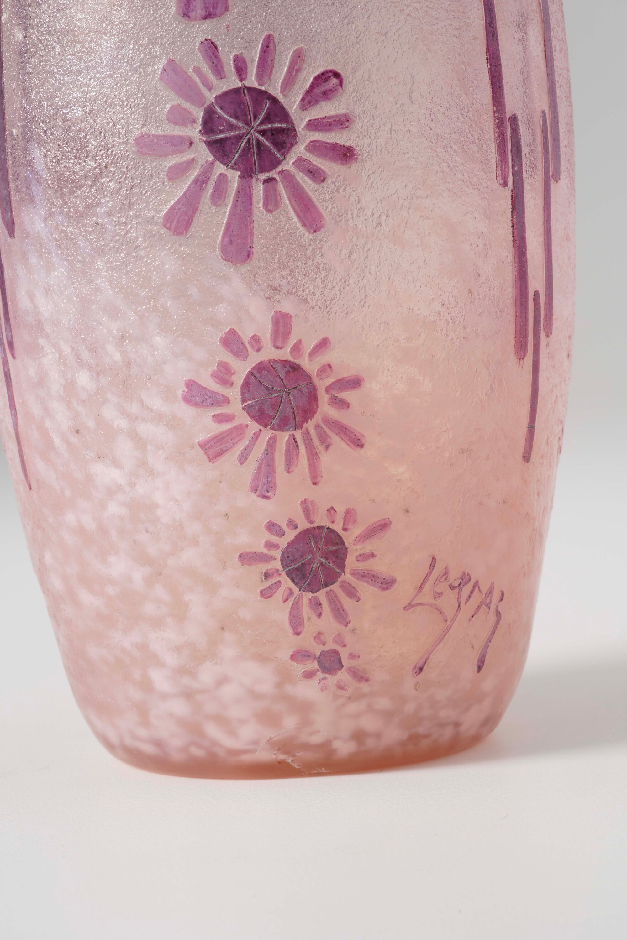 Legras, Vaso a sezione ovale con decoro floreale in rilievo, Francia, 1920 ca