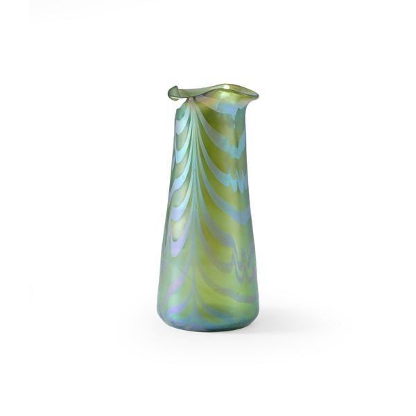 Loetz (?) Austria 1920 ca Vaso in vetro soffiato iridescente.