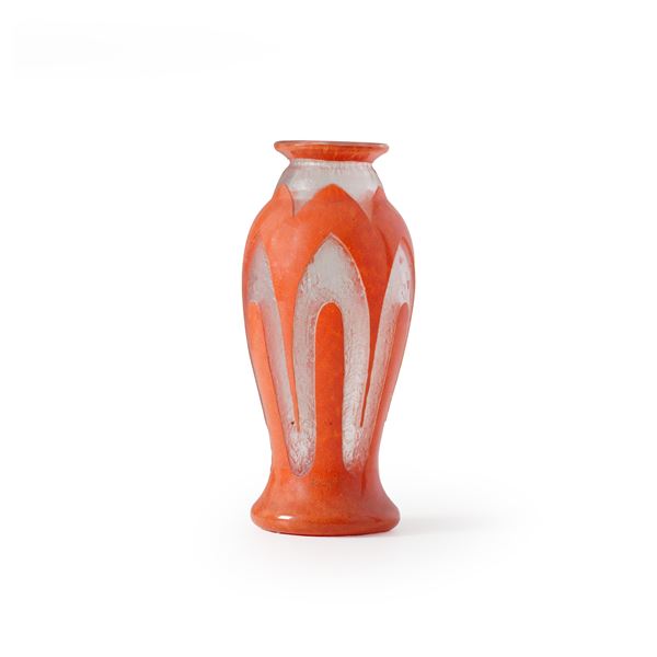 Degué, Francia 1920 ca Vaso in vetro soffiato con decoro stilizzato. Firma incisa.