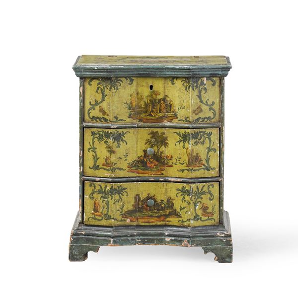 Comodino in legno laccato. XVIII secolo