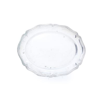 Argenteria italiana, Vassoio ovale in argento fuso e sagomato