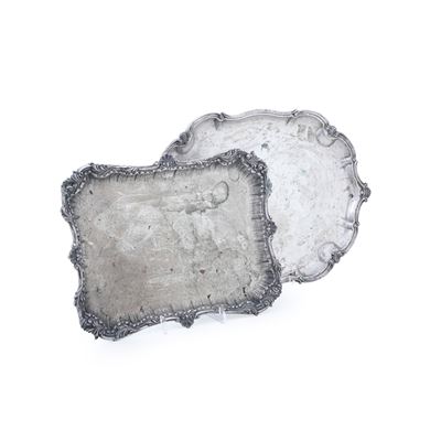 Argenteria italiana del XX secolo, Due vassoi in argento fuso e sagomato