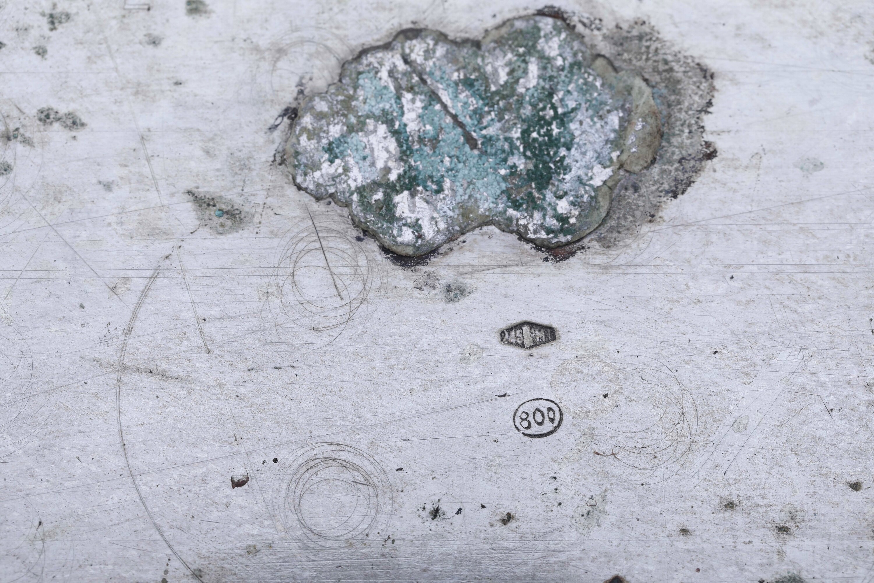 Argenteria italiana del XX secolo, Due vassoi in argento fuso e sagomato