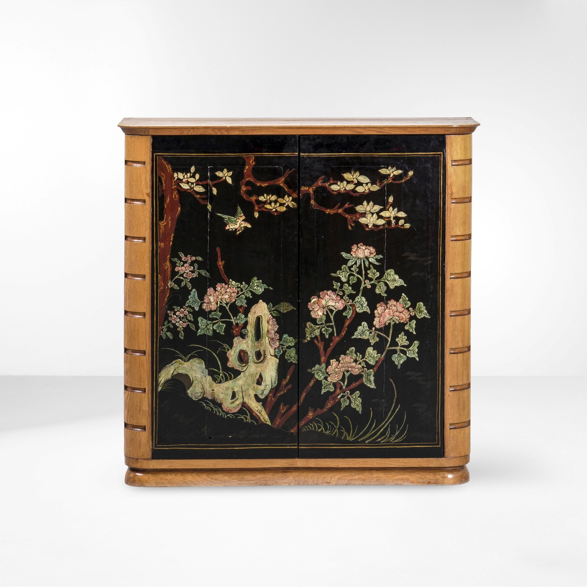 Produzione francese, Mobile bar in legno con ante laccate a decoro di chinoiseries (c. 1970)