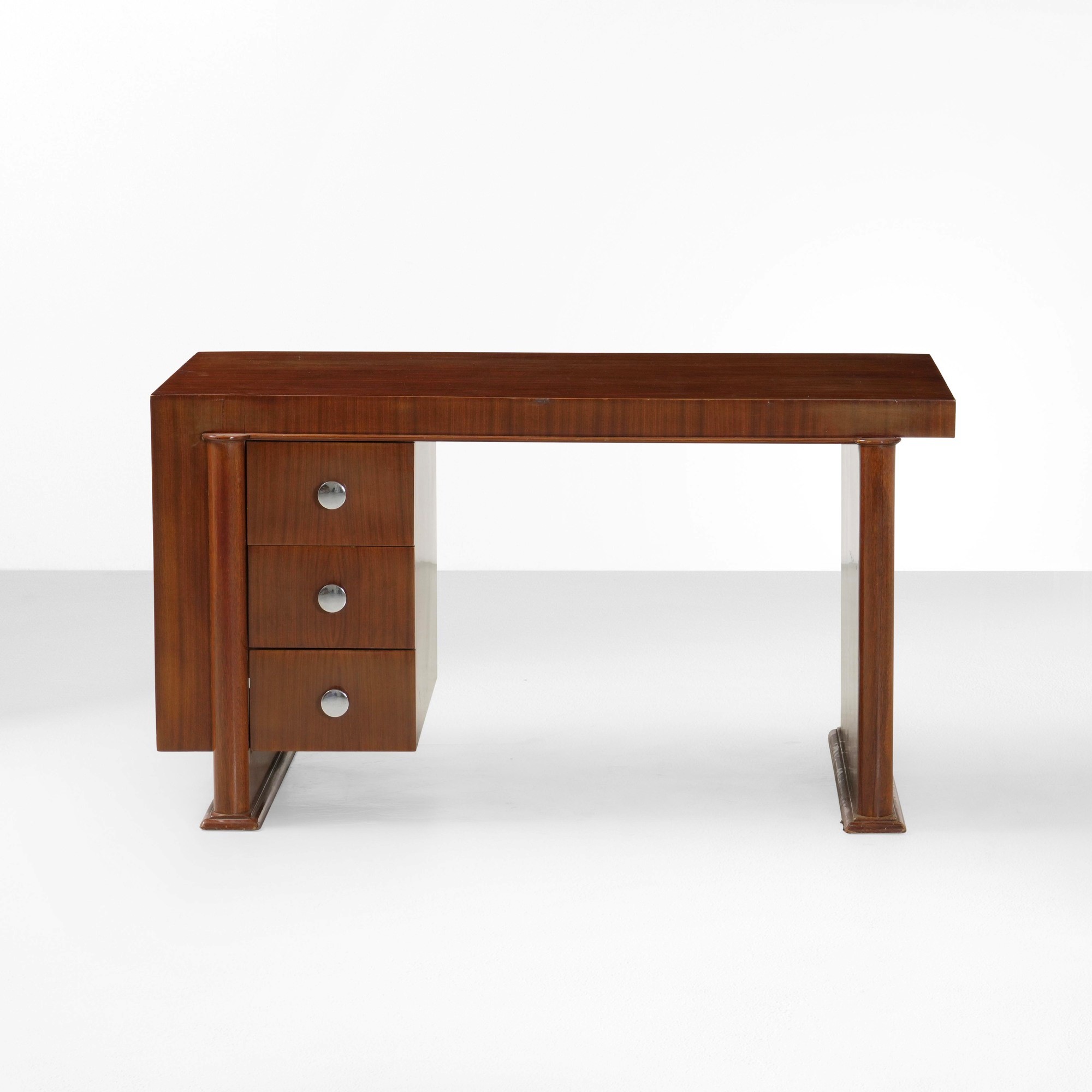 Scrivania, struttura in legno e impiallacciato, maniglie in metallo (Produzione italiana, 1930 ca...