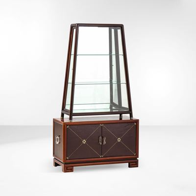 Mobile vetrina in legno con ante in cuoio e decoro argentato