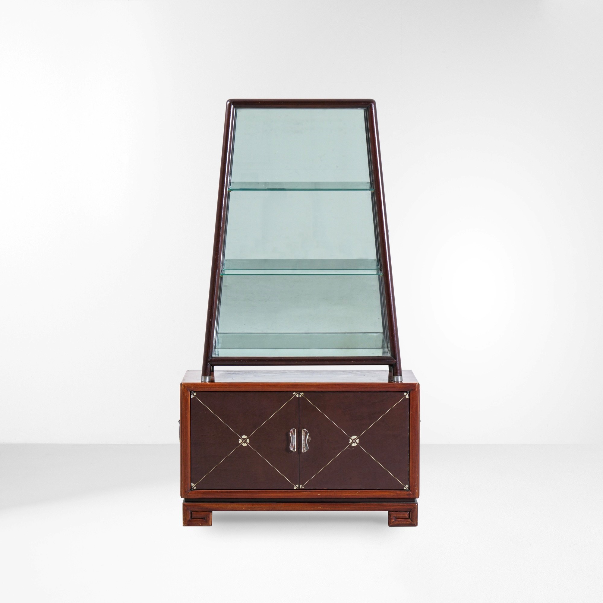 Lorin Jackson - Mobile vetrina in legno con ante in cuoio e decoro argentato