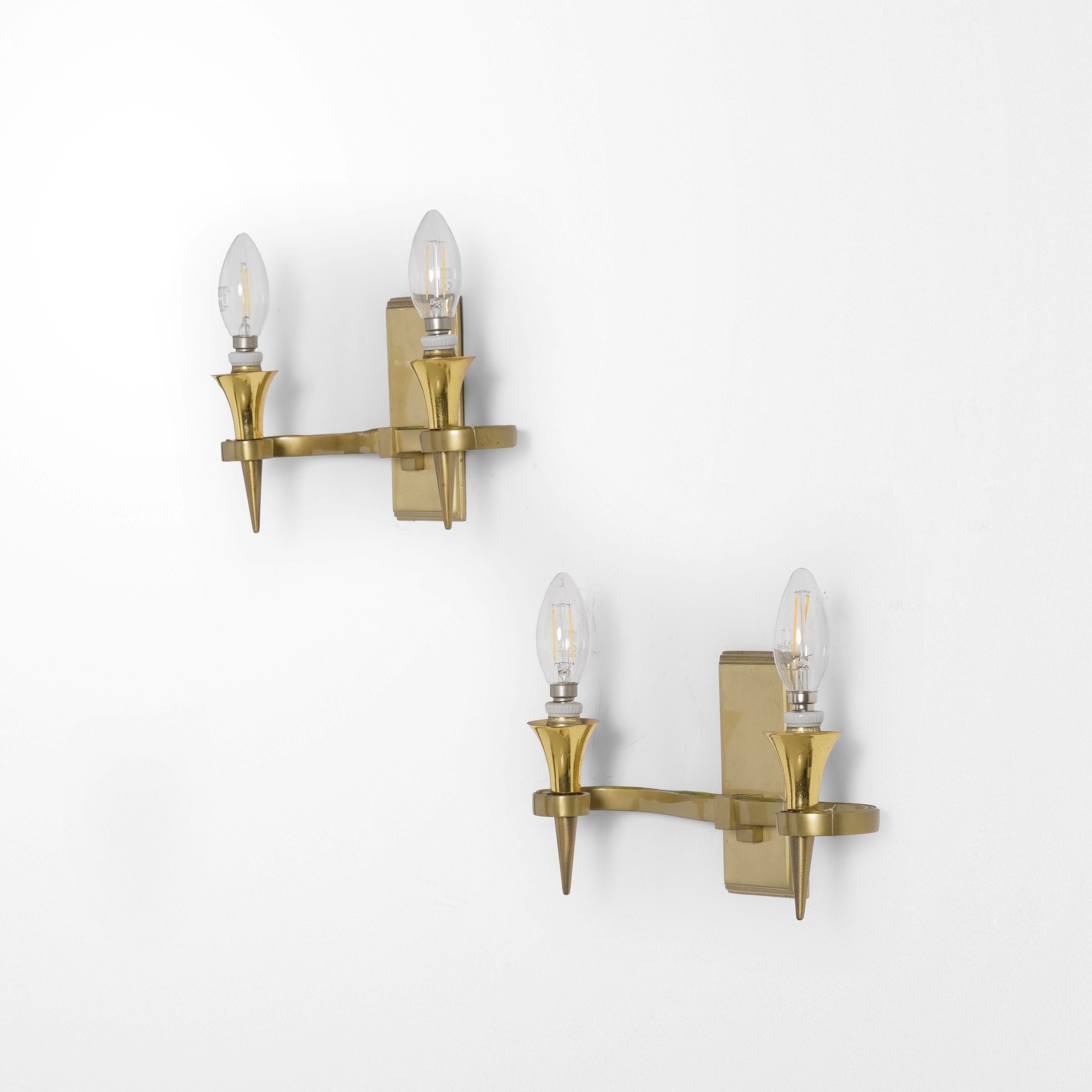 Produzione francese (ca. 1940), Coppia di lampade da parete in bronzo dorato e ottone