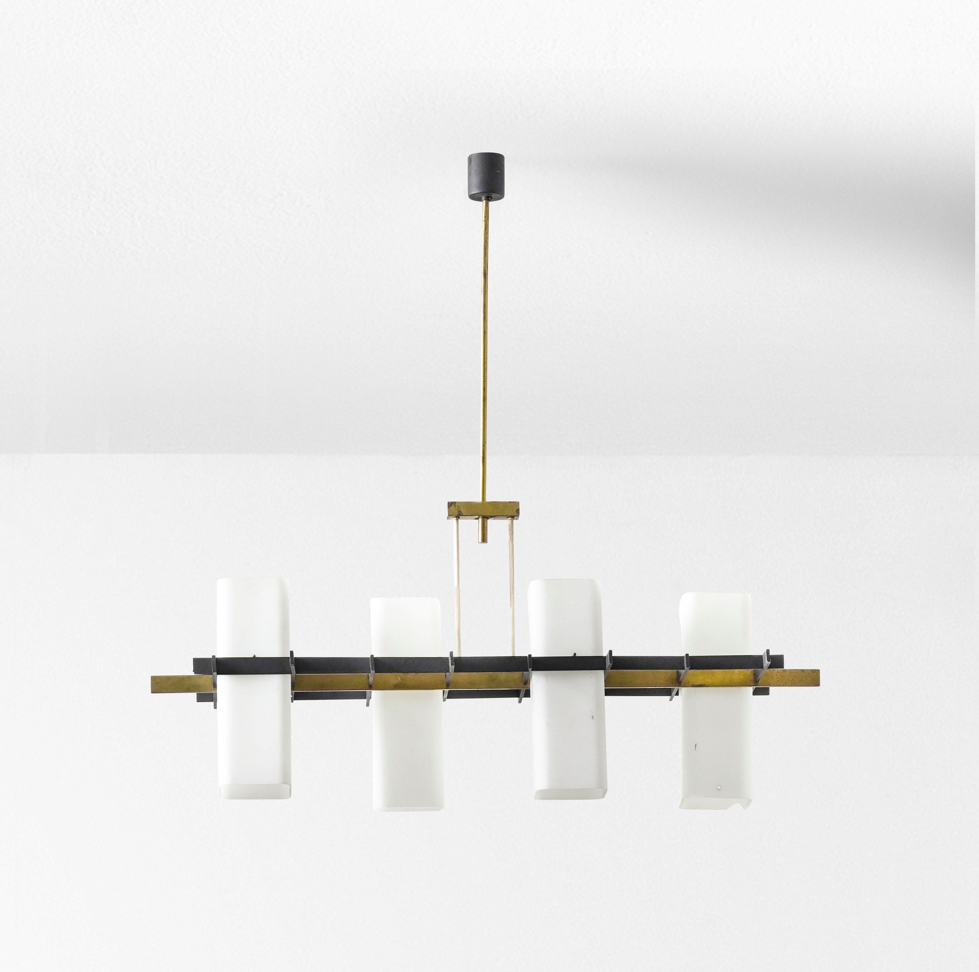 Stilux - Lampada a sospensione, struttura in ottone e metallo laccato con diffusore in vetro opal...