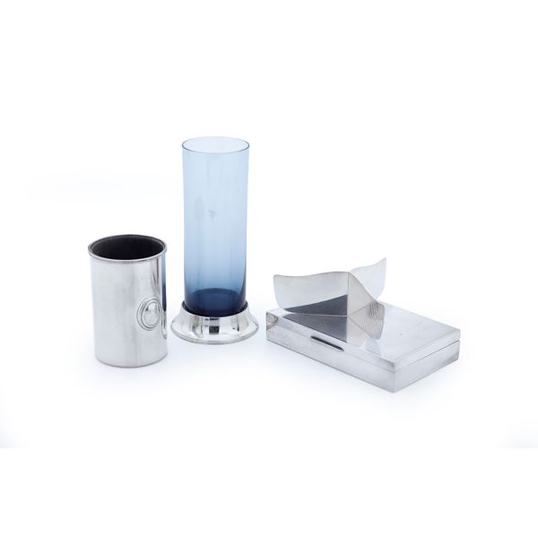 Portasigarette, vaso, portapenne ed elemento decorativo in argento e altri materiali