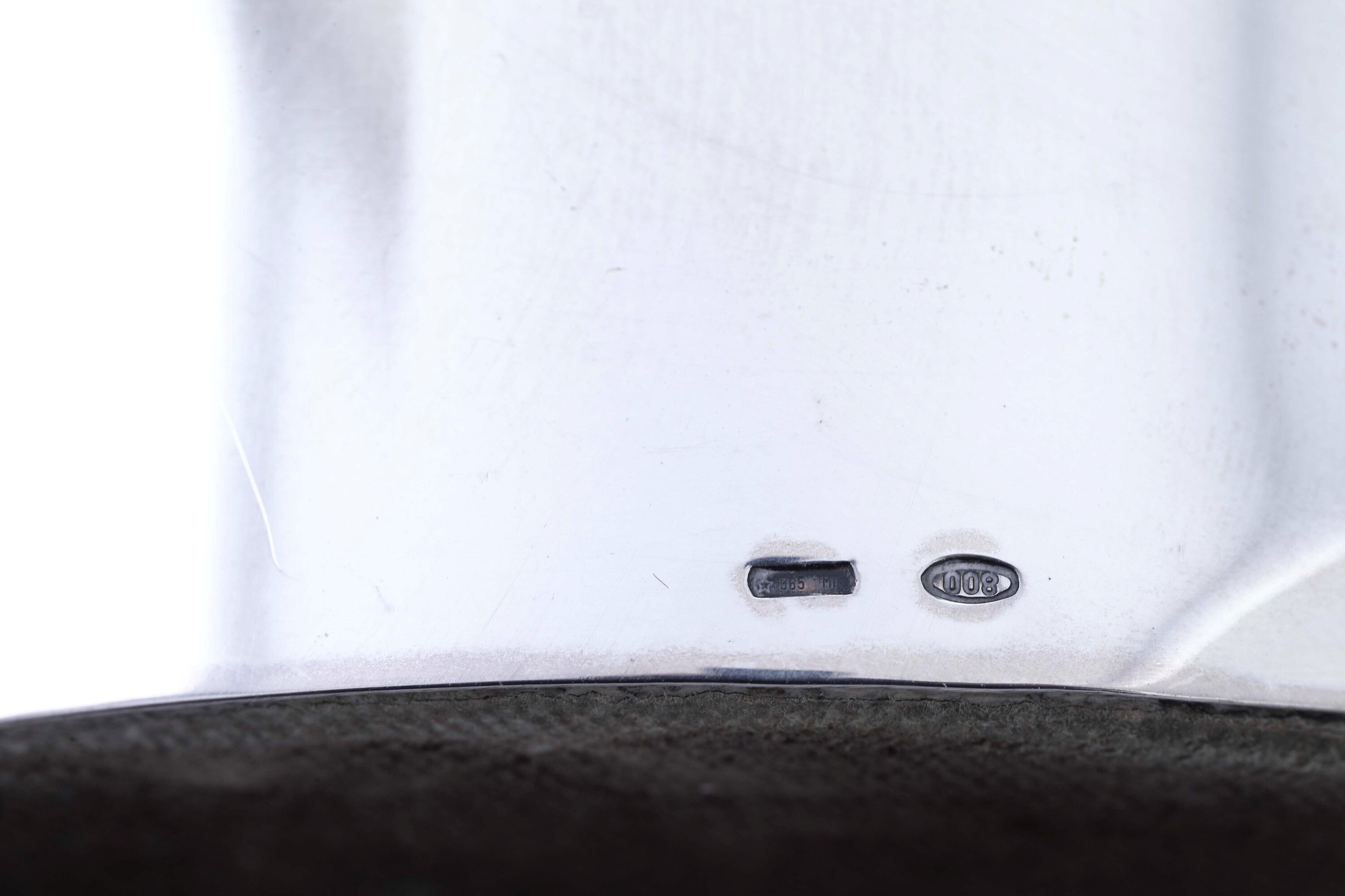 Portasigarette, vaso, portapenne ed elemento decorativo, argento e altri materiali