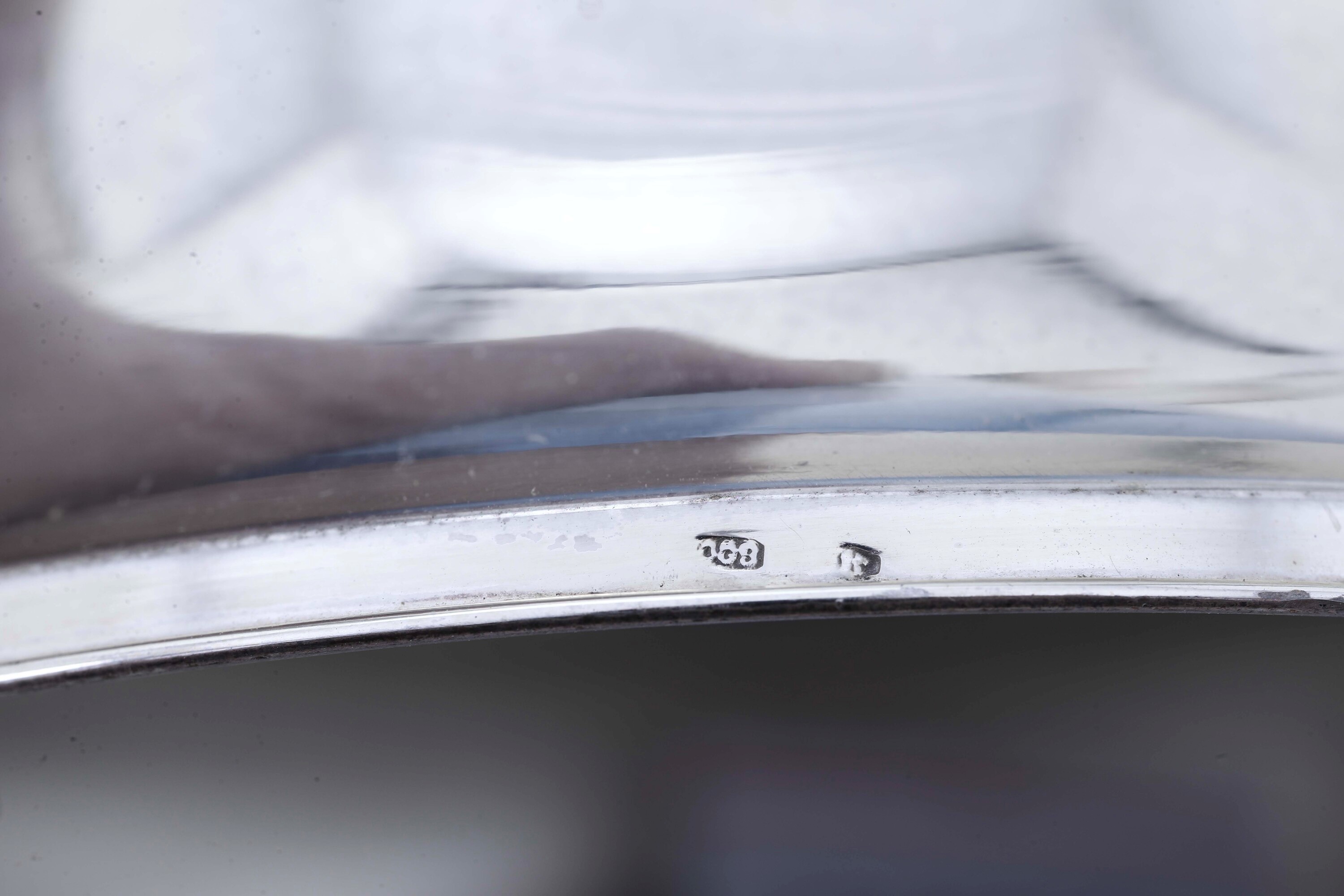 Portasigarette, vaso, portapenne ed elemento decorativo, argento e altri materiali