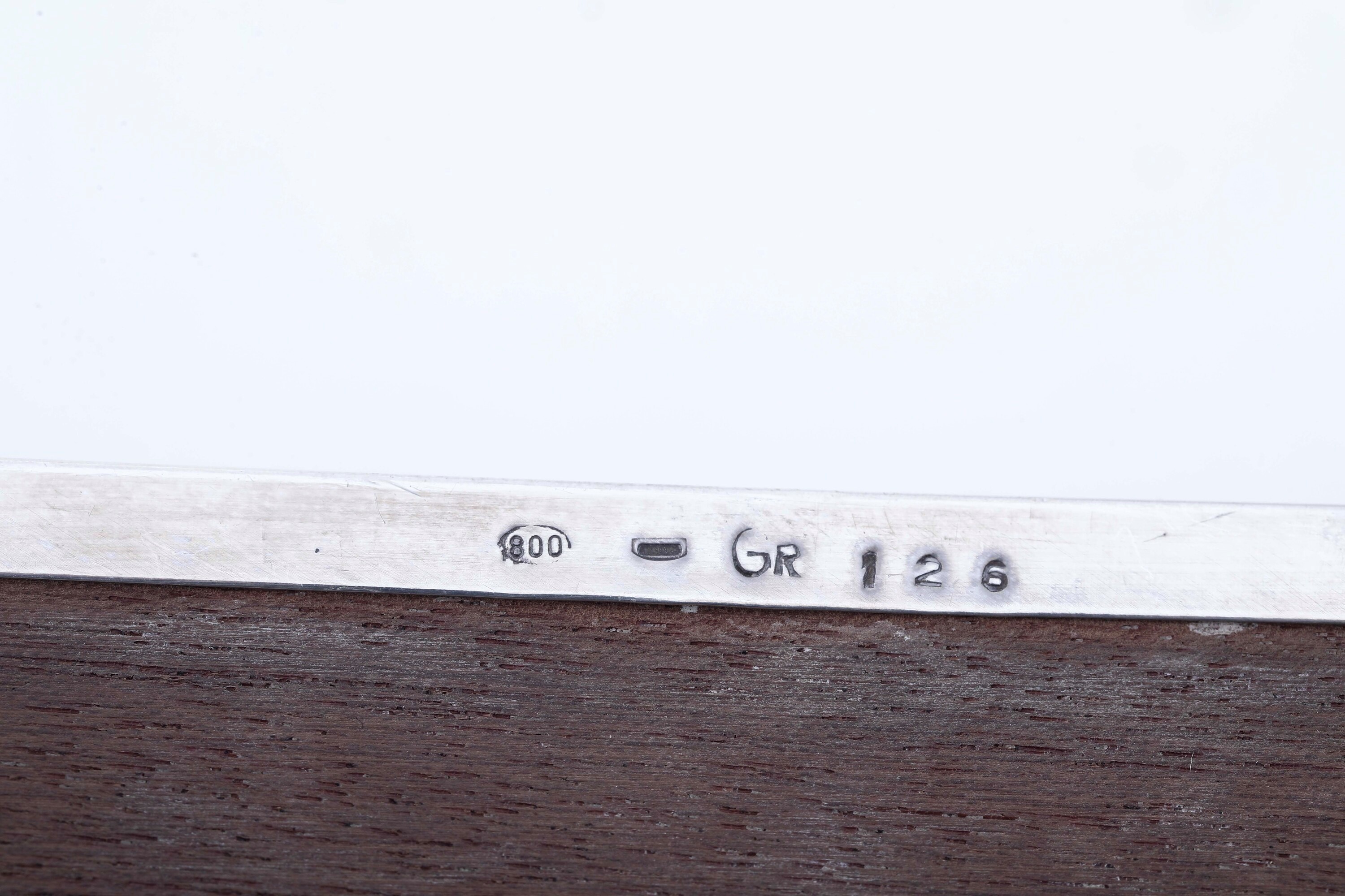 Portasigarette, vaso, portapenne ed elemento decorativo, argento e altri materiali