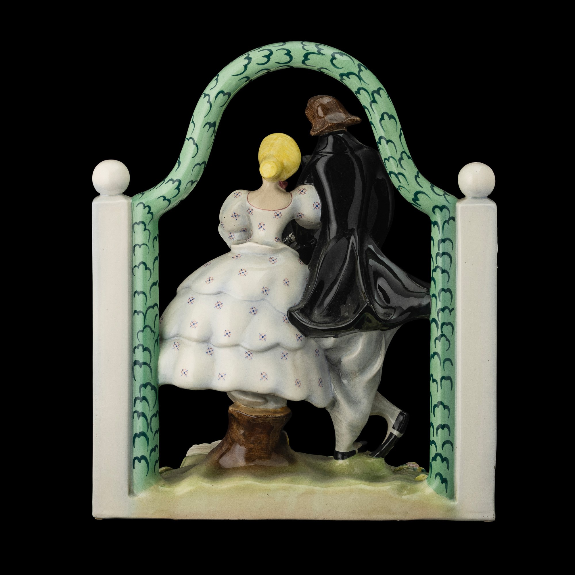 Giuseppe Porcheddu - Coppia di giovani sposi sotto arco vegetale, terraglia a colaggio policroma