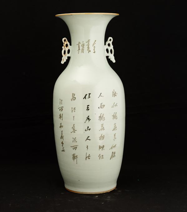 Vaso in porcellana biansato raffigurante scena di vita comune con iscrizioni, Cina, XX Repubblica