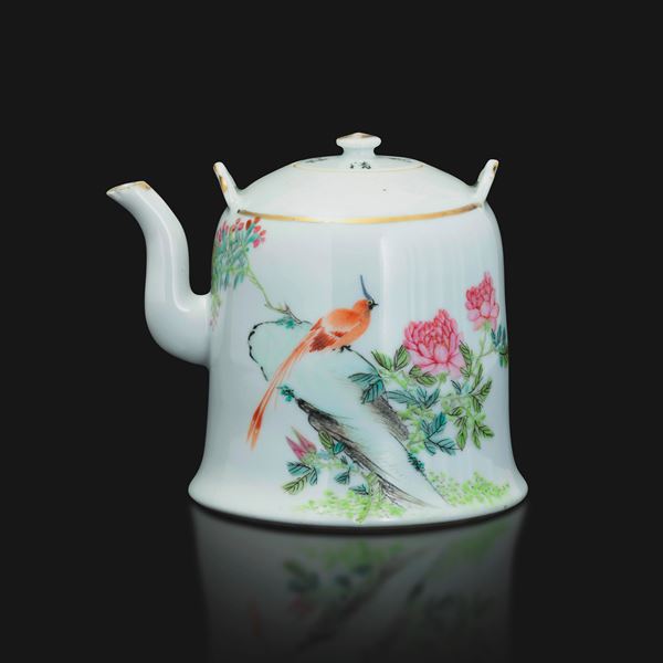 Teiera in porcellana Famiglia Rosa con scena paesaggistica raffigurante uccello con fiori e iscrizioni, Cina, Dinastia Qing, fine XIX secolo