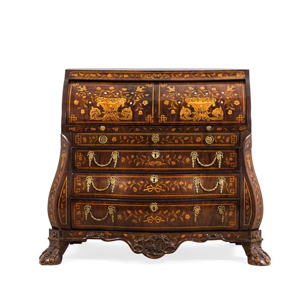 Ribalta a rullo. Olanda, XIX-XX secolo Intarsiata con legno di frutto con decori a motivi ornamentali floreali; fronte e fianchi mossi, tre cassetti sotto lo scrittoio estraibile a rullo con interno suddiviso in cassettini e vani porta documenti