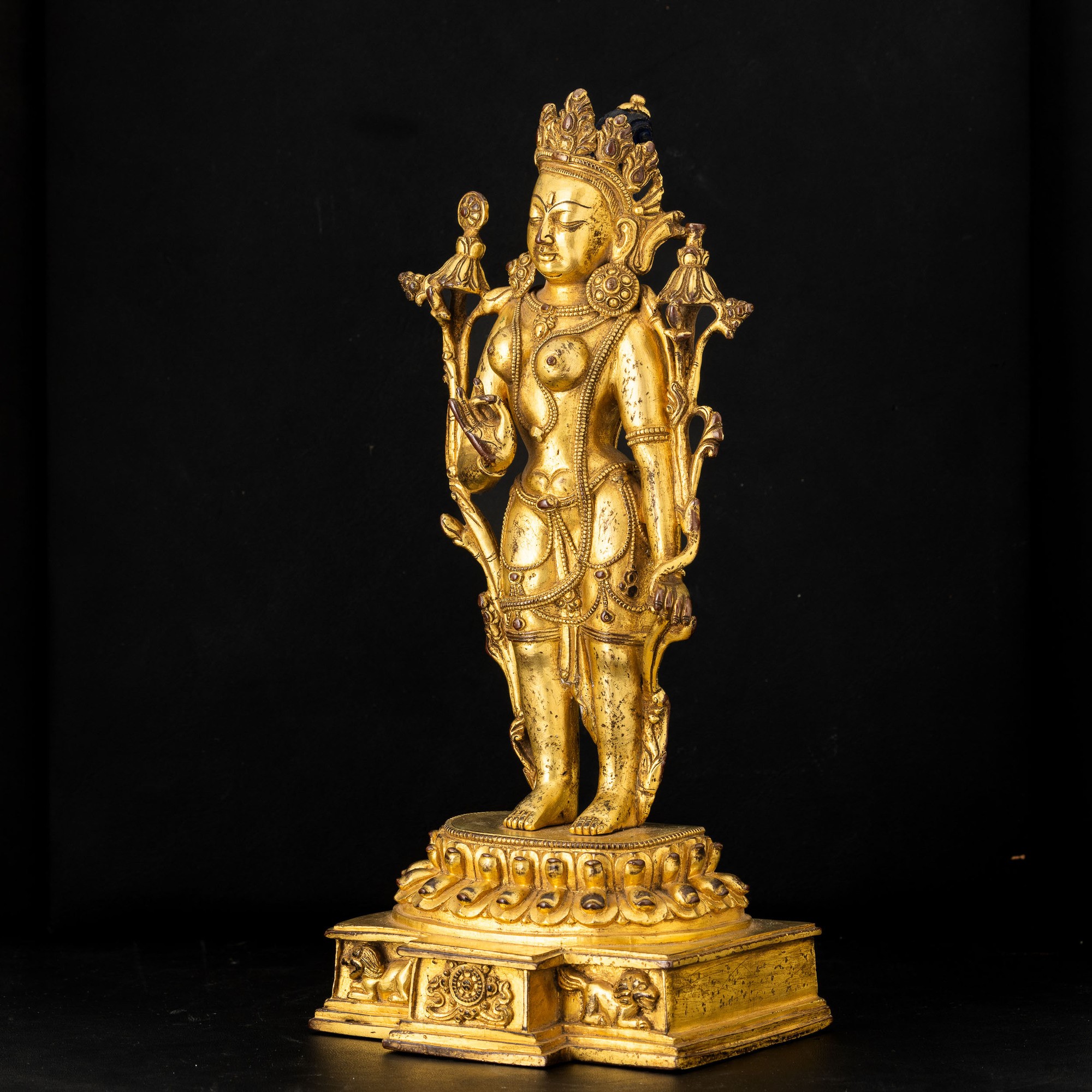 Tibet, Figura di Bodhisattva Padmapani su doppio fiore di loto, bronzo dorato, XVIII secolo