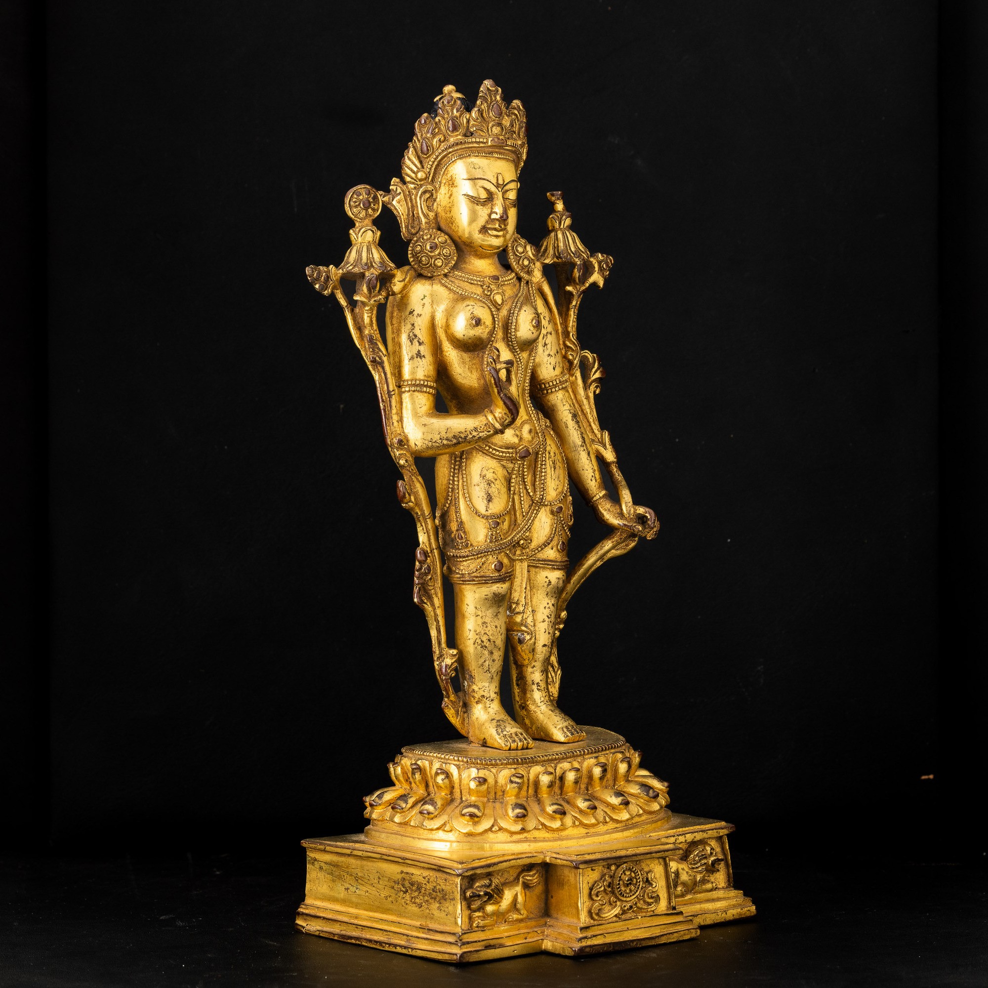 Tibet, Figura di Bodhisattva Padmapani su doppio fiore di loto, bronzo dorato, XVIII secolo