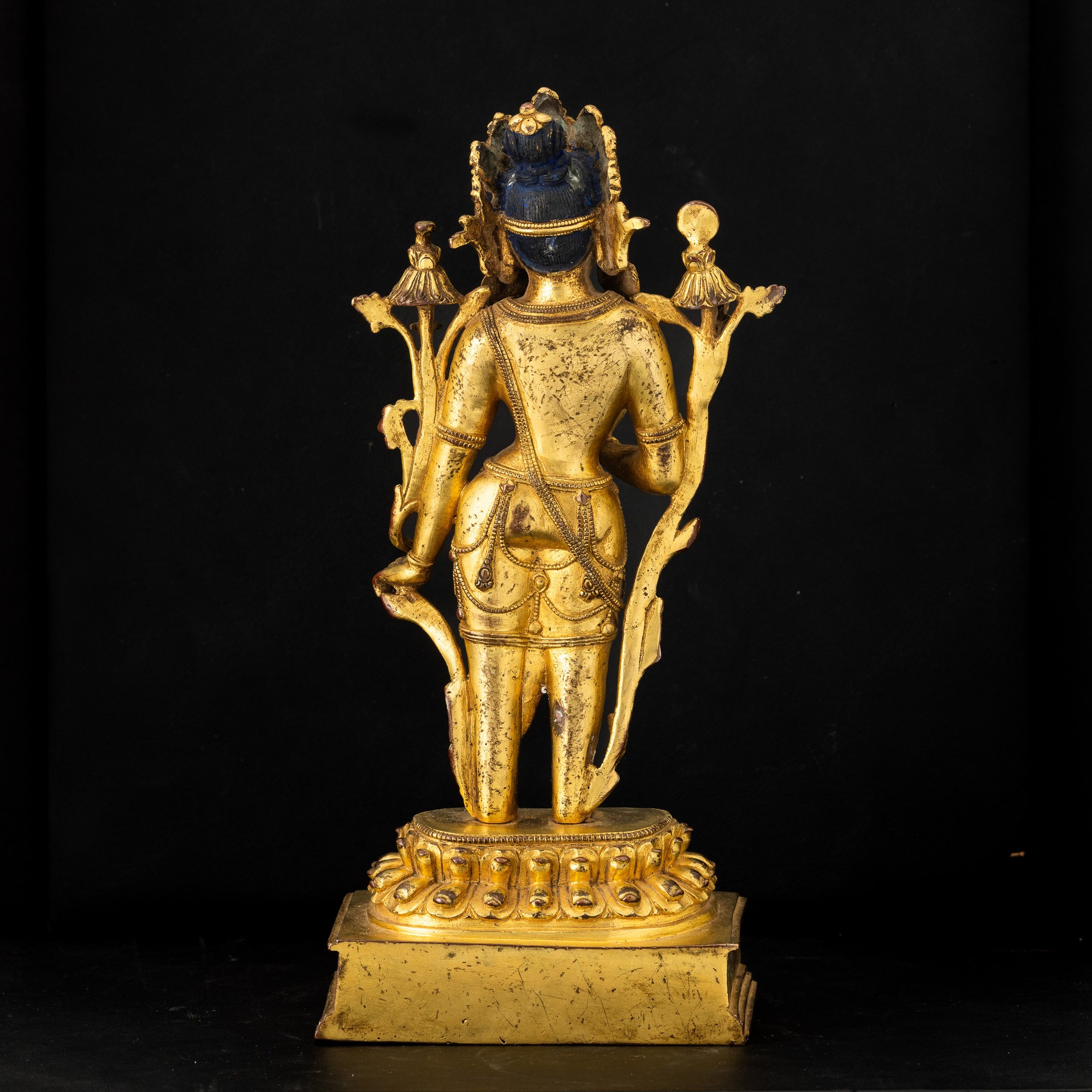 Tibet, Figura di Bodhisattva Padmapani su doppio fiore di loto, bronzo dorato, XVIII secolo