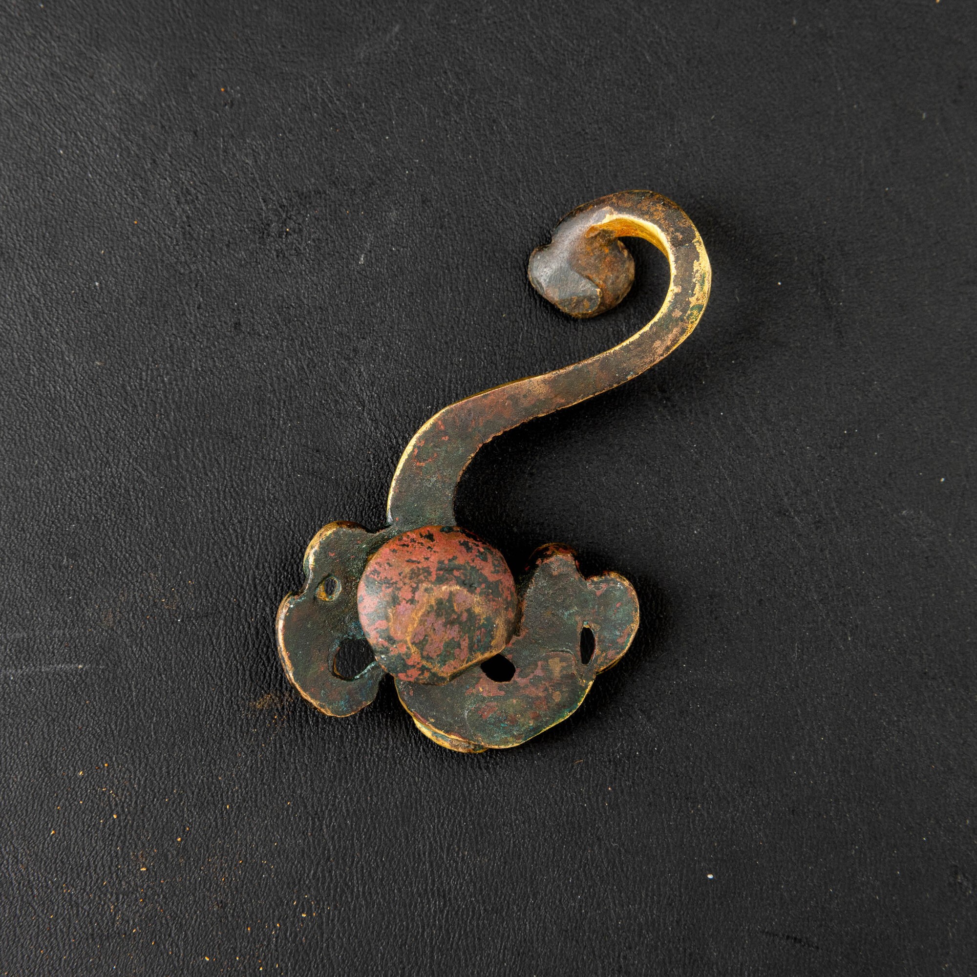 Fibbia in bronzo dorato raffigurante drago, Cina, Dinastia Qing, XIX secolo