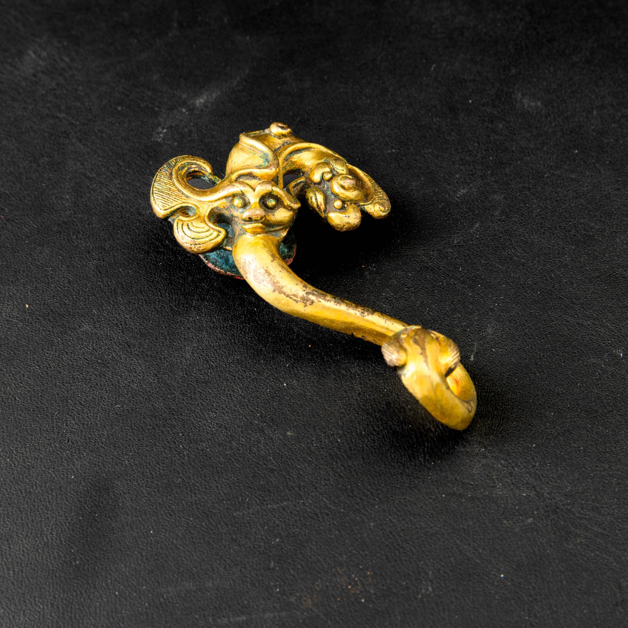 Fibbia in bronzo dorato raffigurante drago, Cina, Dinastia Qing, XIX secolo
