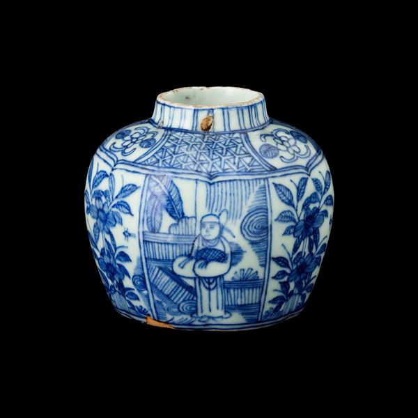 Vaso in porcellana bianca e blu raffigurante scena di vita comune e fiori, Cina, Dinastia Qing, epoca Yongzheng (1723-1735)