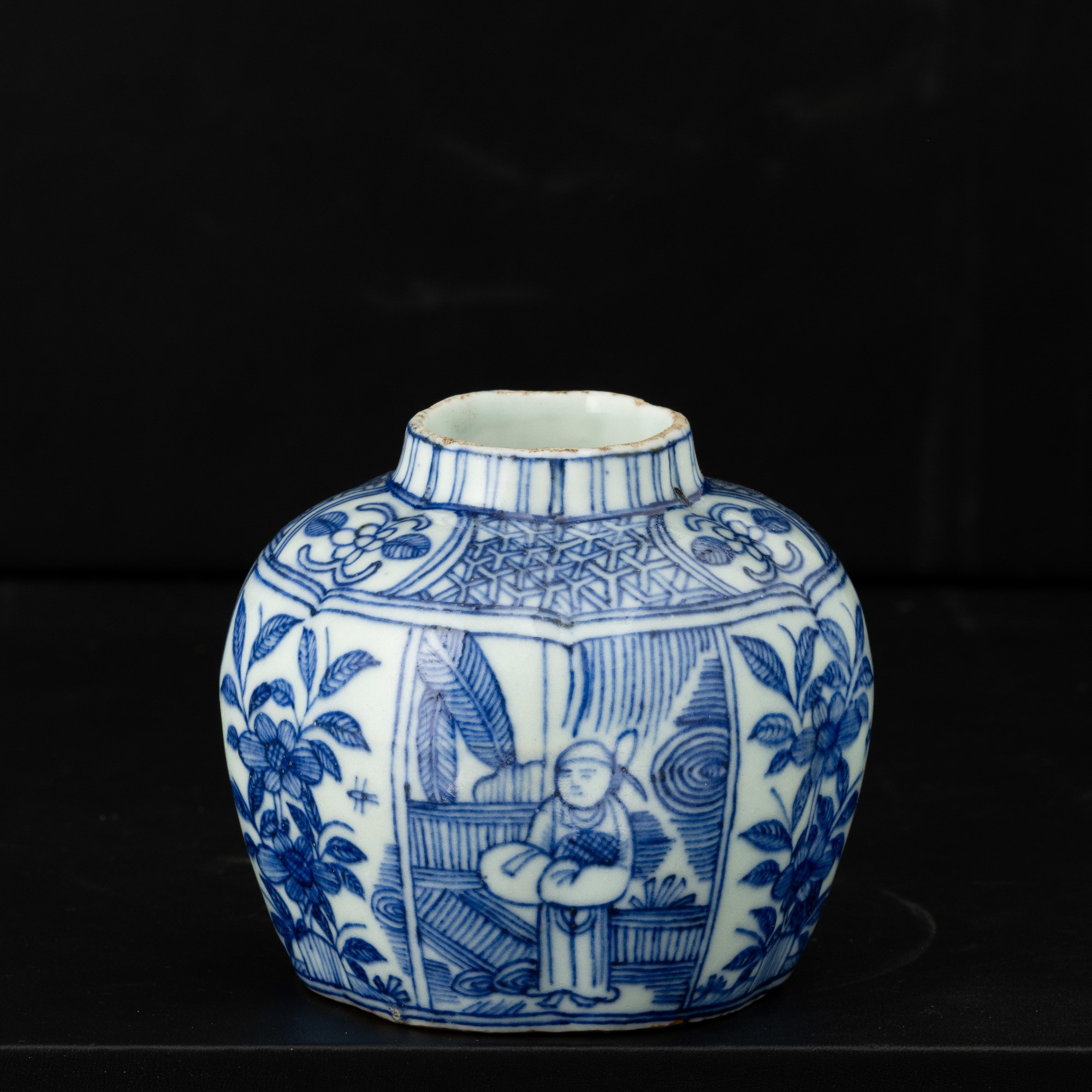Cina, Vaso in porcellana bianca e blu con scena di vita comune e fiori (Dinastia Qing, epoca Yong...