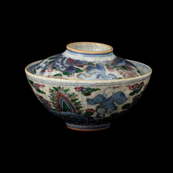 Piatto con coperchio in porcellana Famiglia Rosa craquelé raffigurante volatile con personaggio, Cina, Dinastia Qing, XIX secolo