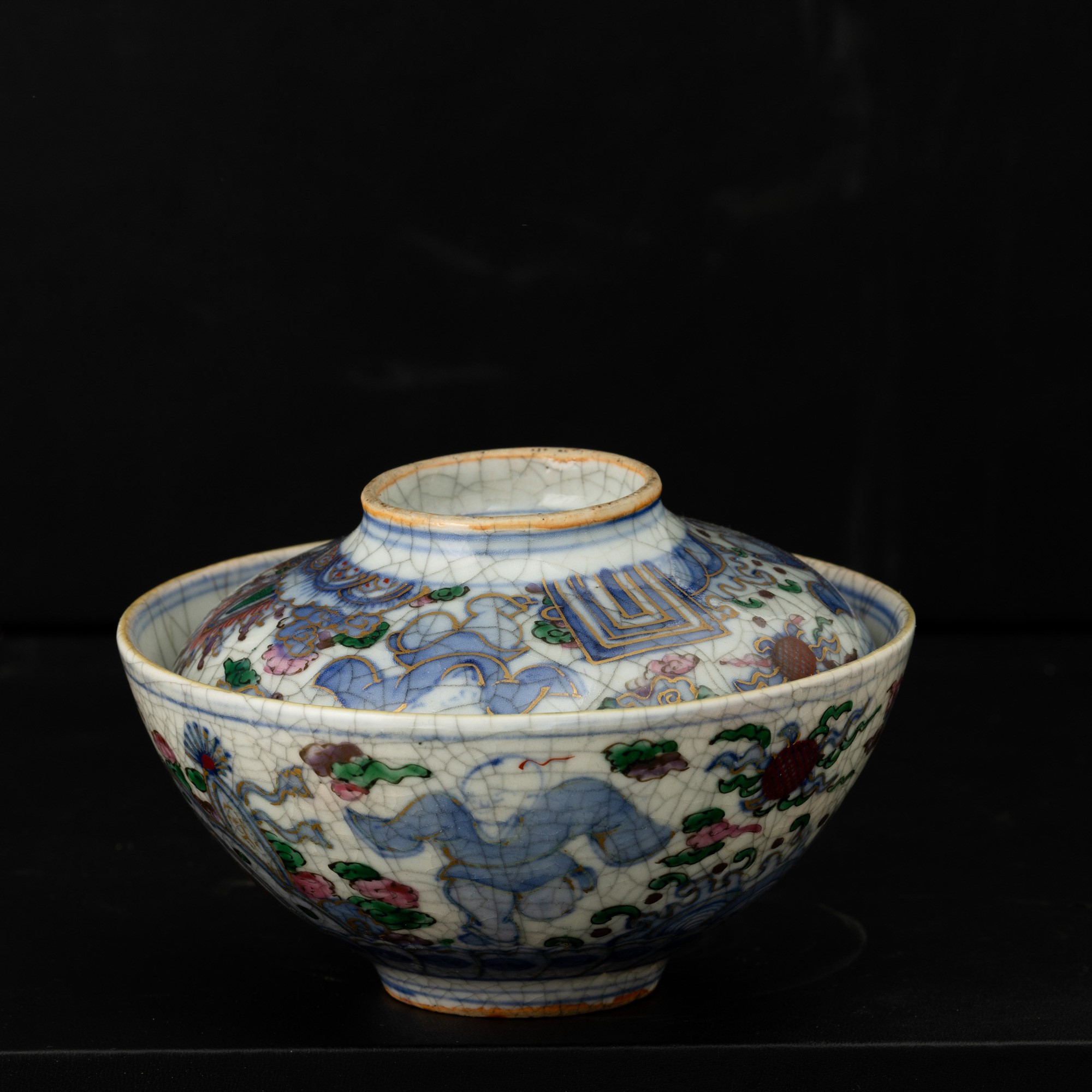Cina (Dinastia Qing), Piatto con coperchio in porcellana «Famiglia Rosa» craquelé con volatile e ...