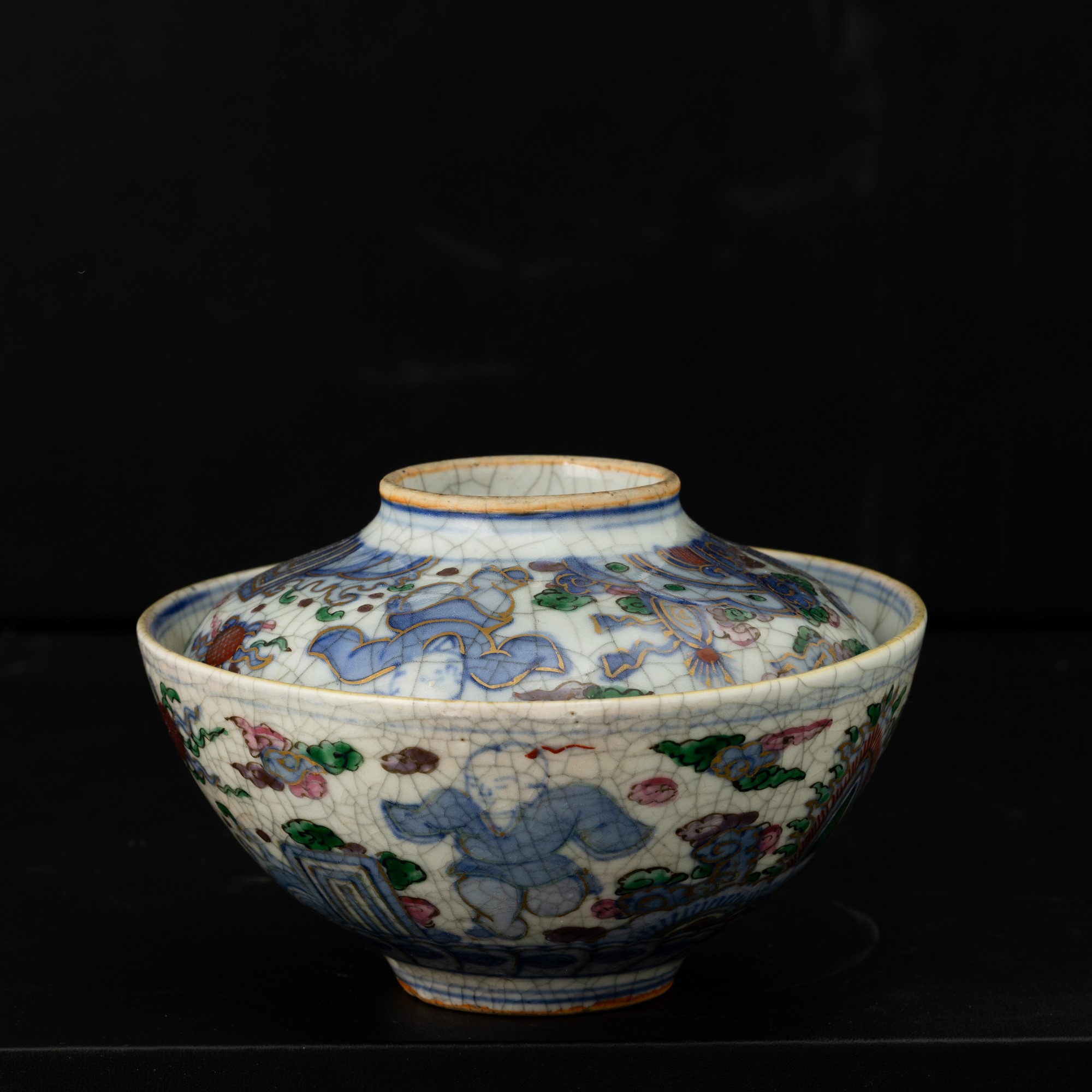 Cina (Dinastia Qing), Piatto con coperchio in porcellana «Famiglia Rosa» craquelé con volatile e ...