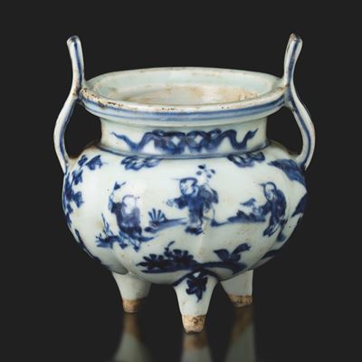 Cina, Incensiere in porcellana bianca e blu tripode raffigurante bambini, Dinastia Ming (XVII sec...