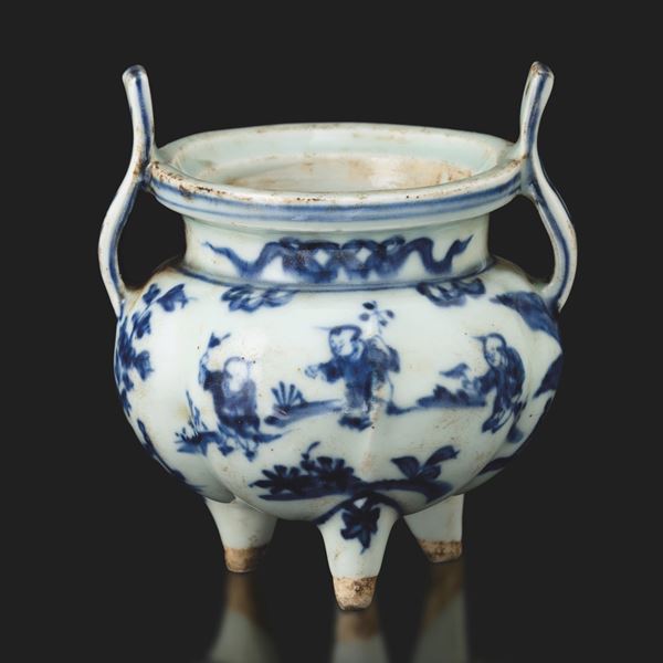 Incensiere in porcellana bianca e blu tripode raffigurante bambini, Cina, Dinastia Ming, XVII secolo