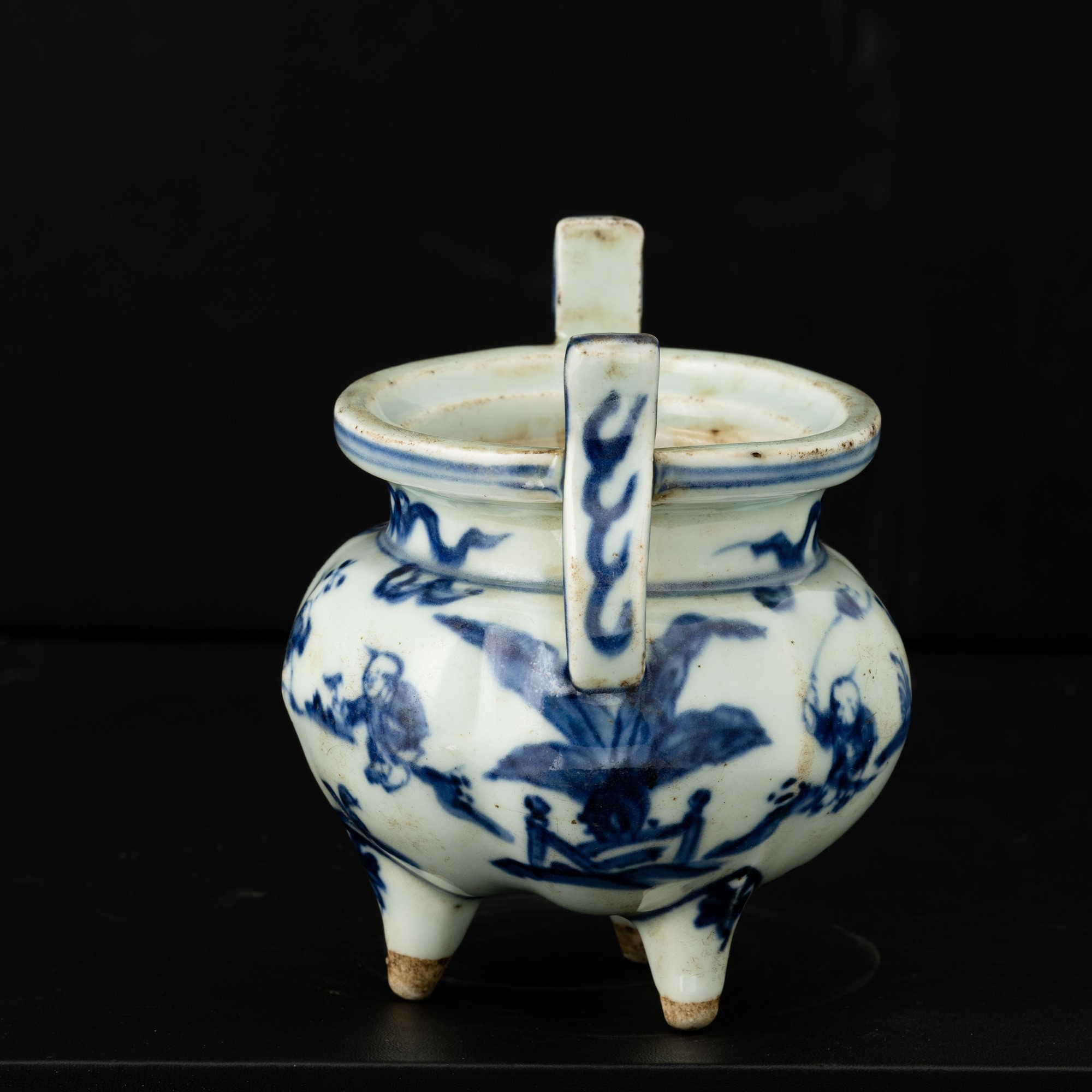 Cina, Incensiere in porcellana bianca e blu tripode raffigurante bambini, Dinastia Ming (XVII sec...