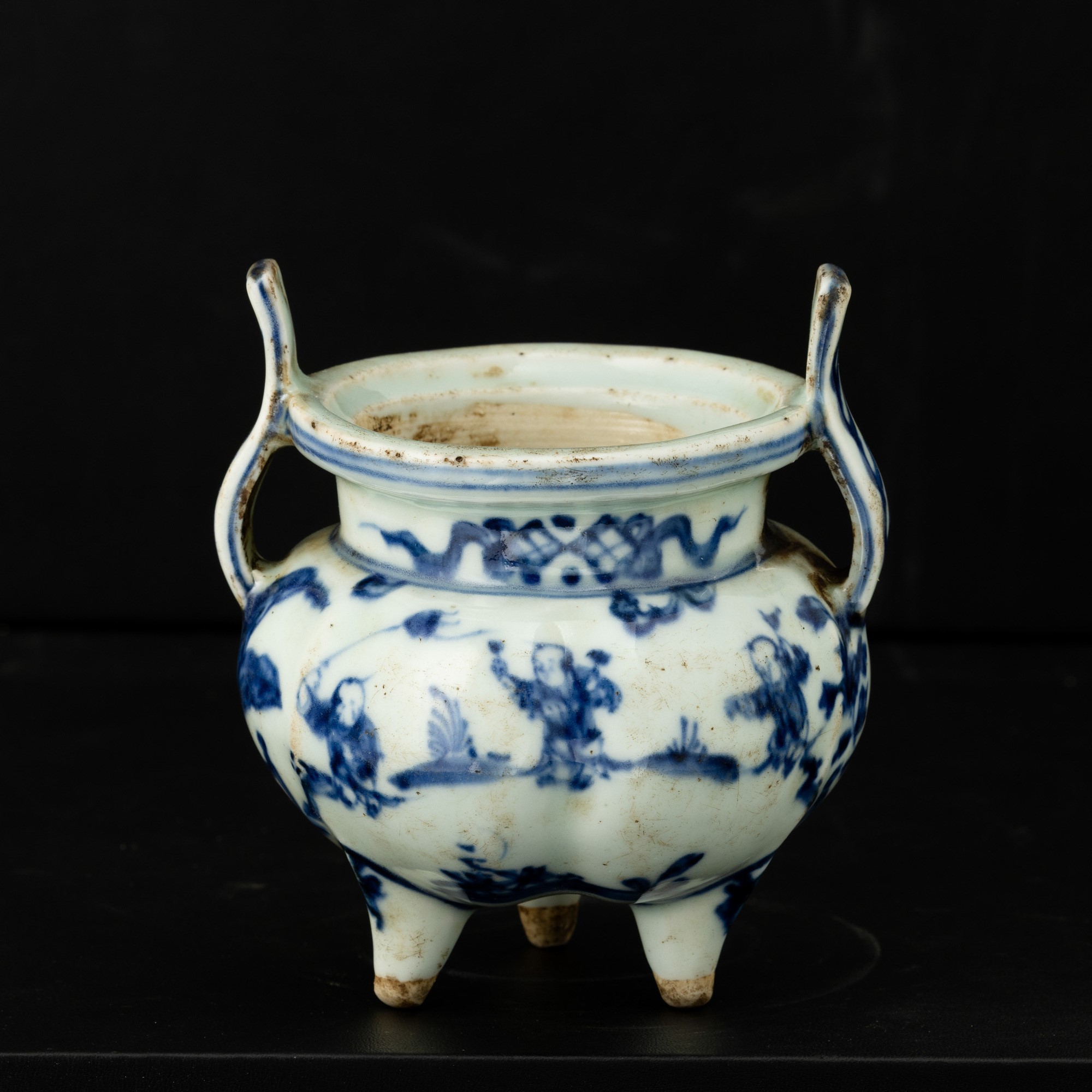 Cina, Incensiere in porcellana bianca e blu tripode raffigurante bambini, Dinastia Ming (XVII sec...